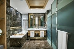 2-Jade_Room_Sea_View_Bathroom_RC-1350-900-650